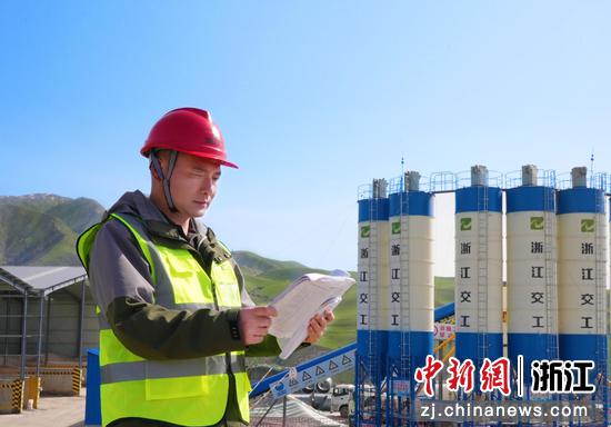 何平在施工现场。浙江交通集团 供图 何平在施工现场。浙江交通集团 供图