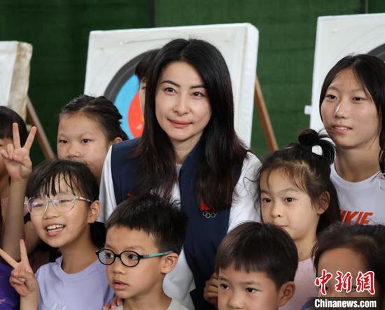 7月13日，郭晶晶在贵阳市体育中学和学生们合影。