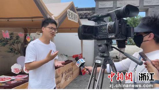 浙江长兴,陈荣锋接受当地媒体采访。长兴县委统战部供图 浙江长兴,陈荣锋接受当地媒体采访。长兴县委统战部供图