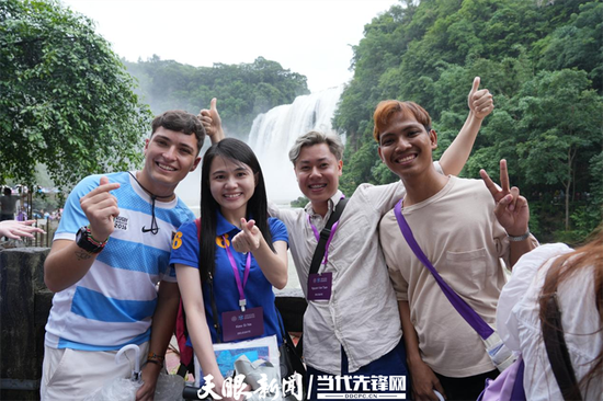 阿根廷青年Ignacio(左一)与伙伴在黄果树瀑布前合影留念。周璇 摄 阿根廷青年Ignacio(左一)与伙伴在黄果树瀑布前合影留念。周璇 摄