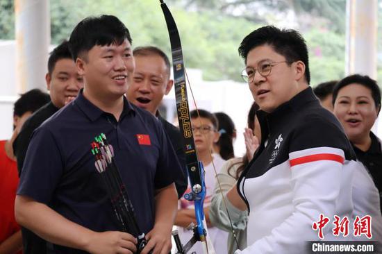 7月13日，霍启刚在贵阳市体育中学调研时，体验射箭项目。