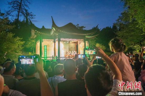 图为民众在丛碧园观看京剧。唐哲 摄