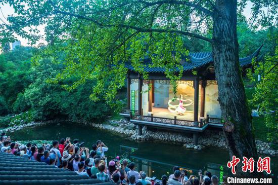 图为民众在丛碧园观看《天女散花》选段。唐哲 摄
