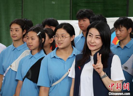 7月13日，郭晶晶在贵阳市体育中学和学生们合影。
