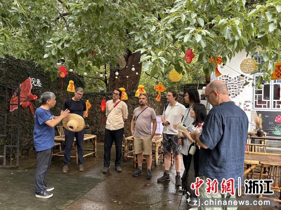 近日,国际考察团在黄岩乡村参观。吴晓晗 摄 近日,国际考察团在黄岩乡村参观。吴晓晗 摄