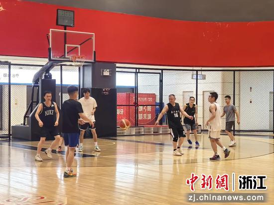 秀洲一处篮球场内，篮球爱好者在打球。秀洲区传媒中心供图