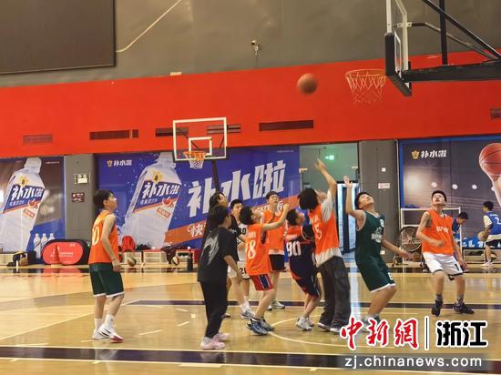 秀洲一处篮球场内，青少年正在训练。秀洲区传媒中心供图
