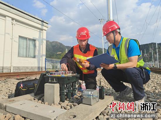 设备人员检测设备运行状态。浙江幸福轨道公司 供图