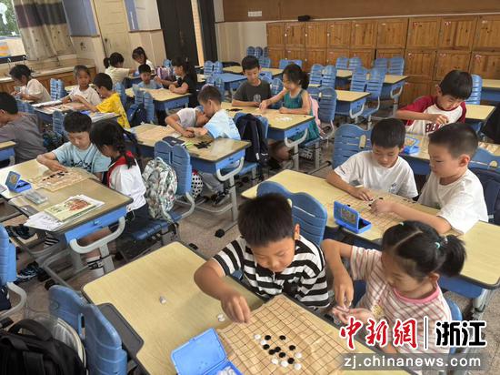 “小候鸟”夏令营的围棋课现场。(甬江街道供图) “小候鸟”夏令营的围棋课现场。(甬江街道供图)