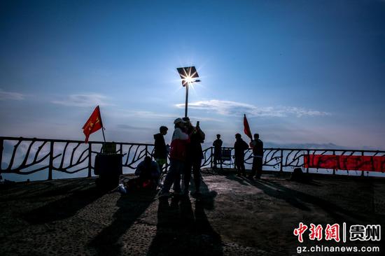 游客在六枝牂牁江景区游玩赏景。赵桦 摄 游客在六枝牂牁江景区游玩赏景。赵桦 摄