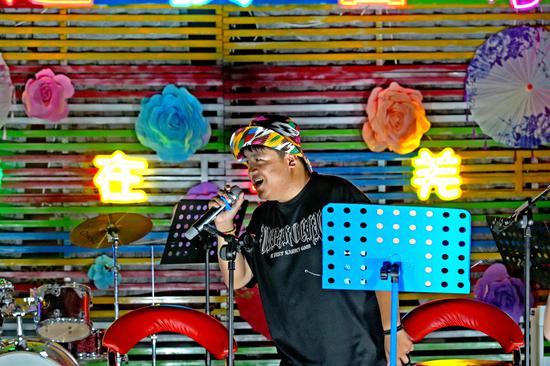 楼兰之夜音乐会现场歌手 刘志秀摄 楼兰之夜音乐会现场歌手 刘志秀摄