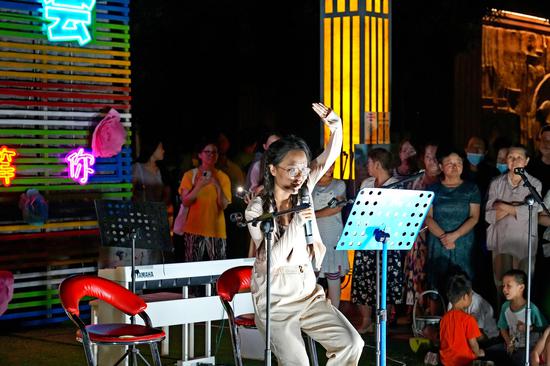 楼兰之夜音乐会现场歌手 刘志秀 摄 楼兰之夜音乐会现场歌手 刘志秀 摄