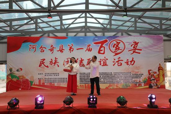 图为:京剧《红头绳》。 于赛克·阿布力 摄 图为:京剧《红头绳》。 于赛克·阿布力 摄