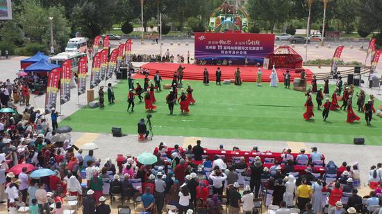 图为:活动现场文艺演出 阿合奇县融媒体中心供图 图为:活动现场文艺演出 阿合奇县融媒体中心供图