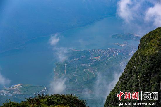 从老王山远眺牂牁江。赵桦 摄 从老王山远眺牂牁江。赵桦 摄