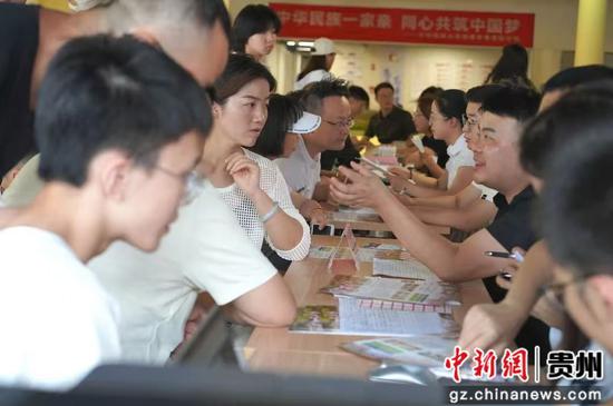 7月13日学校开放日上,家长们咨询招生要求。 7月13日学校开放日上,家长们咨询招生要求。