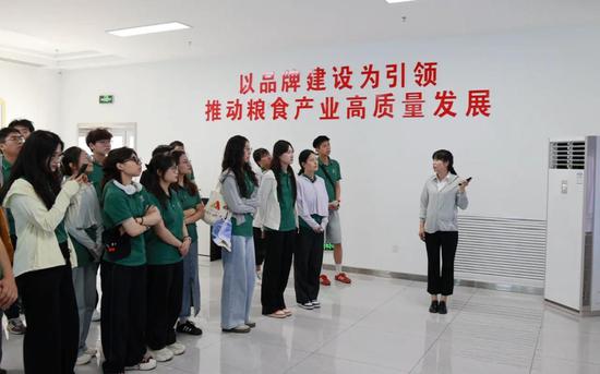 中南民族大学研究生共建服务团成员走进阿拉山口综保区企业观摩。张宏博 摄 中南民族大学研究生共建服务团成员走进阿拉山口综保区企业观摩。张宏博 摄