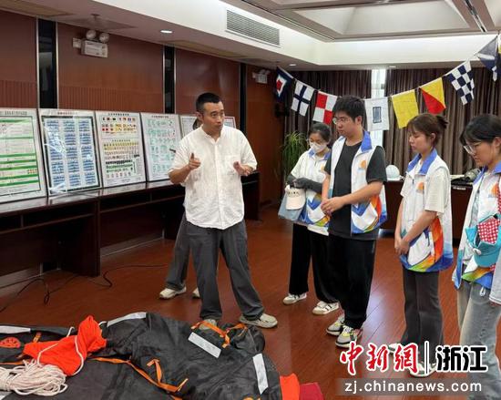 浙江湖州,水上应急救援中心专业人员介绍各类担架适用场景。 受访者供图 浙江湖州,水上应急救援中心专业人员介绍各类担架适用场景。 受访者供图