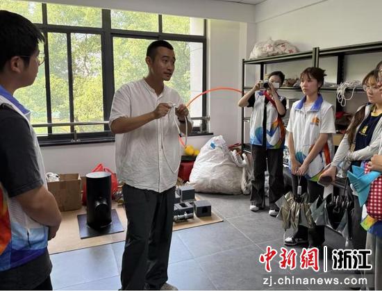 浙江湖州,水上应急救援中心专业人员示范平结法。受访者供图 浙江湖州,水上应急救援中心专业人员示范平结法。受访者供图