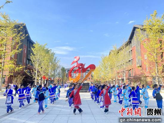 民族文化体育活动是学校教学特色之一。