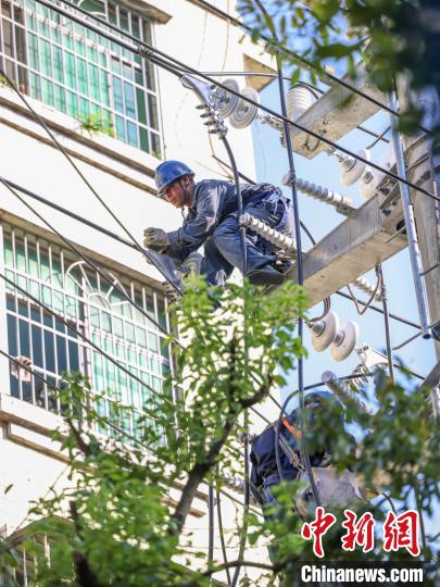 图为7月13日在贵州玉屏侗族自治县皂角坪街道紫气山社区,工作人员对城区老旧电网进行改造。胡攀学 摄 图为7月13日在贵州玉屏侗族自治县皂角坪街道紫气山社区,工作人员对城区老旧电网进行改造。胡攀学 摄