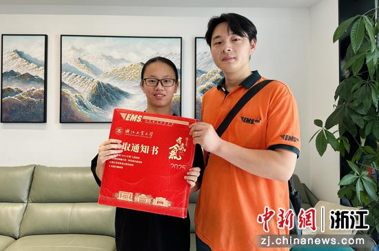 图为:杭州邮政滨江分公司高教揽投部经理赵金将录取通知书送到学生手里。中新社发 韩颖 供图