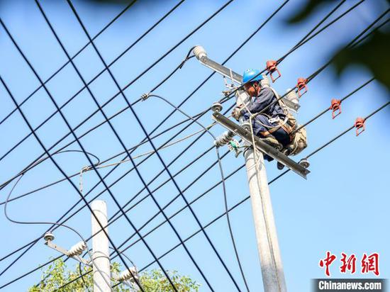 图为7月13日在贵州玉屏侗族自治县皂角坪街道紫气山社区,工作人员对城区老旧电网进行改造。胡攀学 摄 图为7月13日在贵州玉屏侗族自治县皂角坪街道紫气山社区,工作人员对城区老旧电网进行改造。胡攀学 摄