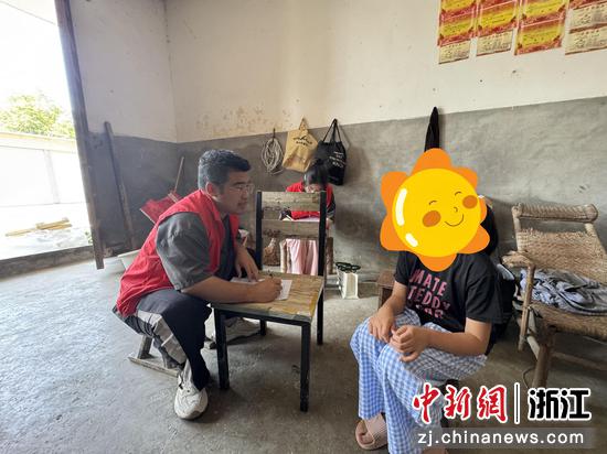 志愿者走进儿童家中进行交流走访。浙江传媒学院供图 志愿者走进儿童家中进行交流走访。浙江传媒学院供图