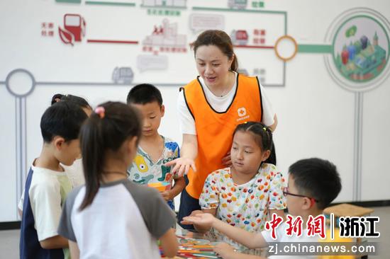 毛金艳带领孩子玩动作平衡游戏。南太湖新区 供图