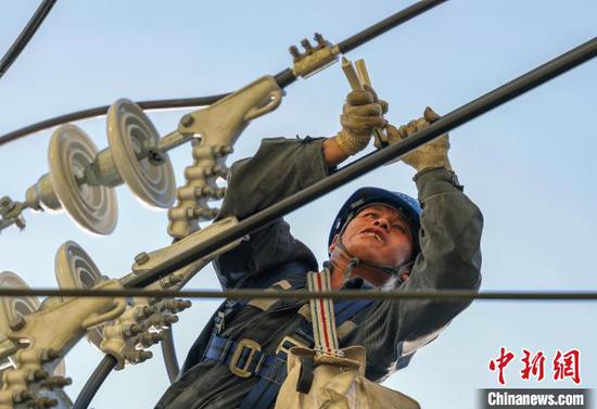 图为7月13日在贵州玉屏侗族自治县皂角坪街道紫气山社区,工作人员对城区老旧电网进行改造。胡攀学 摄 图为7月13日在贵州玉屏侗族自治县皂角坪街道紫气山社区,工作人员对城区老旧电网进行改造。胡攀学 摄