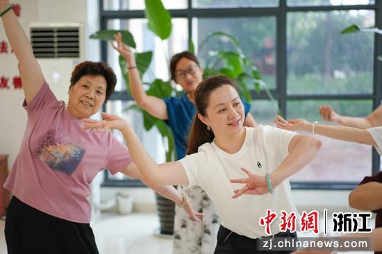 毛金艳带领杨家庄村老年舞蹈队联系广场舞。南太湖新区 供图