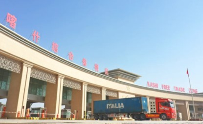 货运车辆从喀什综合保税区驶过。(资料图)喀什地区融媒体中心 记者余思民 摄
货运车辆从喀什综合保税区驶过。(资料图)喀什地区融媒体中心 记者余思民 摄