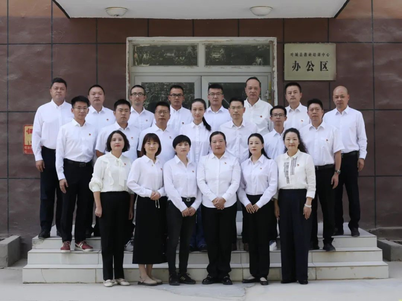 上海市宝山区第三批“组团式”援疆教师合影。上海援疆叶城分指 供图
上海市宝山区第三批“组团式”援疆教师合影。上海援疆叶城分指 供图