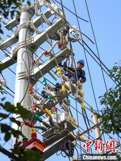 图为7月13日在贵州玉屏侗族自治县皂角坪街道紫气山社区,工作人员对城区老旧电网进行改造。胡攀学 摄 图为7月13日在贵州玉屏侗族自治县皂角坪街道紫气山社区,工作人员对城区老旧电网进行改造。胡攀学 摄
