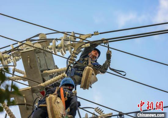 近期,随着气温持续升高,为满足城市居民供电负荷大的需求,南方电网贵州铜仁玉屏供电局对城区电网进行全面摸排调查,组织施工人员对老旧线路进行改造升级,确保夏季供电安全稳定。图为7月13日在贵州玉屏侗族自治县皂角坪街道紫气山社区,工作人员对城区老旧电网进行改造。胡攀学 摄 近期,随着气温持续升高,为满足城市居民供电负荷大的需求,南方电网贵州铜仁玉屏供电局对城区电网进行全面摸排调查,组织施工人员对老旧线路进行改造升级,确保夏季供电安全稳定。图为7月13日在贵州玉屏侗族自治县皂角坪街道紫气山社区,工作人员对城区老旧电网进行改造。胡攀学 摄