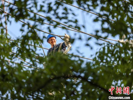 图为7月13日在贵州玉屏侗族自治县皂角坪街道紫气山社区,工作人员对城区老旧电网进行改造。胡攀学 摄 图为7月13日在贵州玉屏侗族自治县皂角坪街道紫气山社区,工作人员对城区老旧电网进行改造。胡攀学 摄