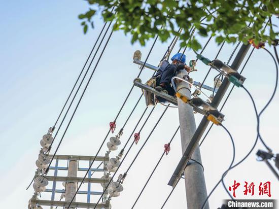 图为7月13日在贵州玉屏侗族自治县皂角坪街道紫气山社区,工作人员对城区老旧电网进行改造。胡攀学 摄 图为7月13日在贵州玉屏侗族自治县皂角坪街道紫气山社区,工作人员对城区老旧电网进行改造。胡攀学 摄