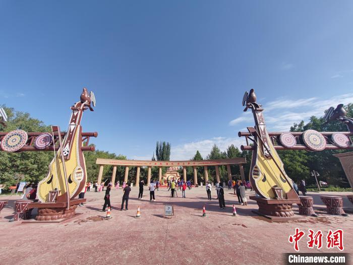 “中国新疆民族乐器村”迎来暑期旅游热 吸引游客打卡