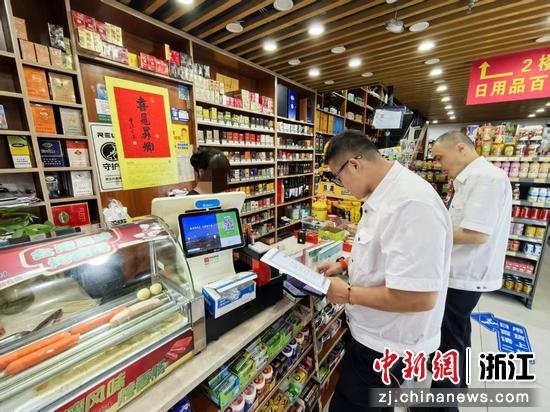 烟草执法人员在夜间市场检查中,于某商户经营场所内查获违法卷烟。杭州市烟草专卖局 供图 烟草执法人员在夜间市场检查中,于某商户经营场所内查获违法卷烟。杭州市烟草专卖局 供图