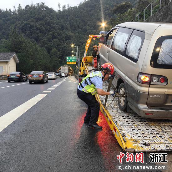 台州管理中心清障施救人员开展拖车作业。台州管理中心  供图