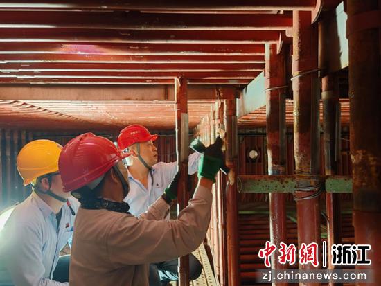 水压试验过程中,试验人员对锅炉本体、阀门、管路等部位进行全面检查。 俞琬 提供 水压试验过程中,试验人员对锅炉本体、阀门、管路等部位进行全面检查。 俞琬 提供