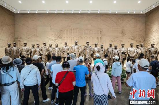 7月16日，游客在遵义会议纪念馆参观。暑假期间，位于贵州省遵义市红花岗区的遵义会议纪念馆游客络绎不绝。中新社记者 瞿宏伦 摄