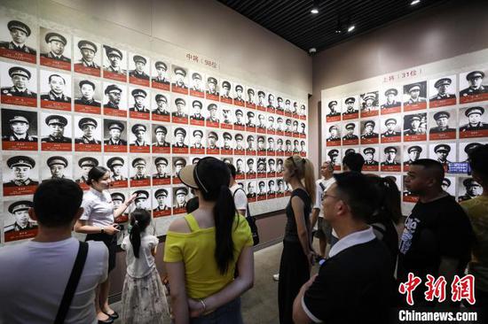 7月16日，游客在“一九三五，光辉足迹”专题展区参观。暑假期间，位于贵州省遵义市红花岗区的遵义会议纪念馆游客络绎不绝。中新社记者 瞿宏伦 摄