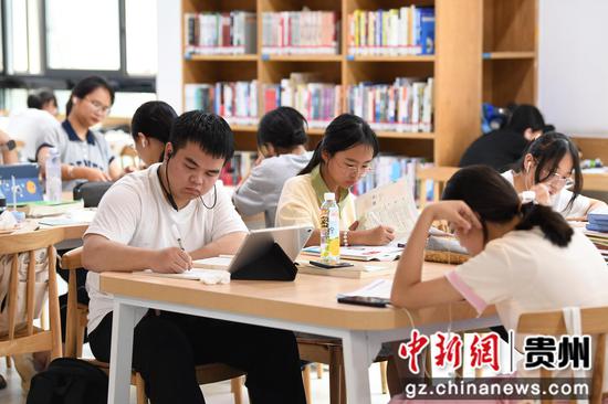 7月16日,学生们在贵阳市南明区图书馆内学习。 7月16日,学生们在贵阳市南明区图书馆内学习。
