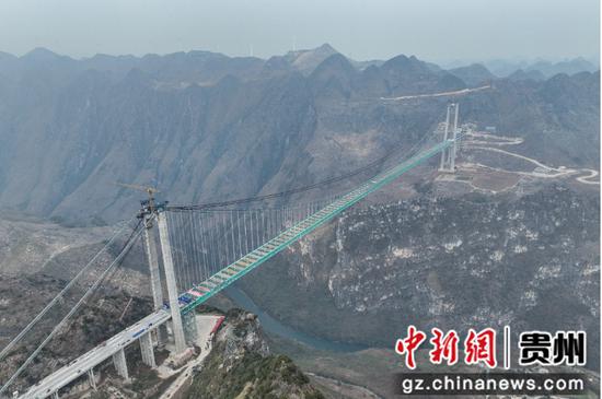 资料图:世界第一高桥——六安高速公路在建花江峡谷大桥合龙现场。中新社记者瞿宏伦 摄 资料图:世界第一高桥——六安高速公路在建花江峡谷大桥合龙现场。中新社记者瞿宏伦 摄