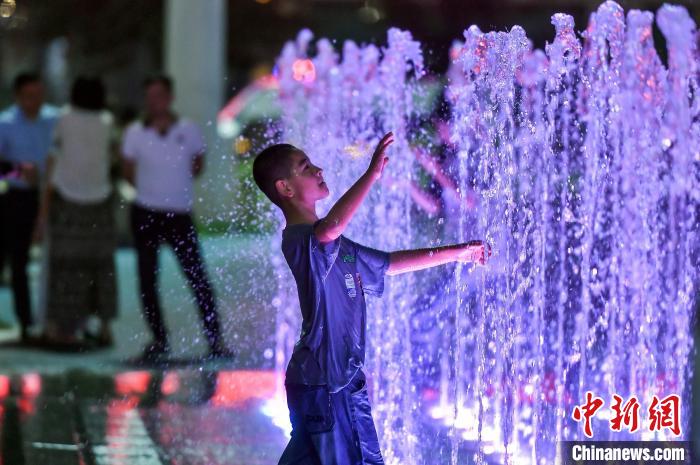 乌鲁木齐：炎炎夏日 街头音乐喷泉吸引民众消暑纳凉