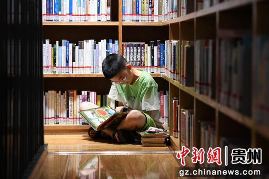 7月16日,一名小学生正在贵阳市南明区图书馆内看书学习。 7月16日,一名小学生正在贵阳市南明区图书馆内看书学习。