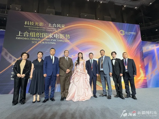 im7月6日,《巴扎喜事》主创亮相2025上合组织国家电影节闭幕式暨颁奖典礼。石榴云/新疆日报 记者王晶晶摄