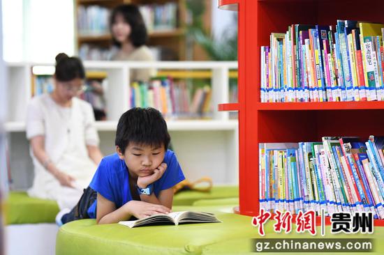 7月16日,一名小学生正在贵阳市南明区图书馆内的少儿阅读区阅读儿童图书。 7月16日,一名小学生正在贵阳市南明区图书馆内的少儿阅读区阅读儿童图书。