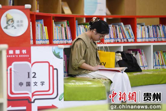 7月16日,一名学生正在贵阳市南明区图书馆内看书学习。 7月16日,一名学生正在贵阳市南明区图书馆内看书学习。